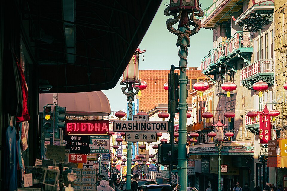 Street lamps and lanterns at Grant Avenue and Washington Street