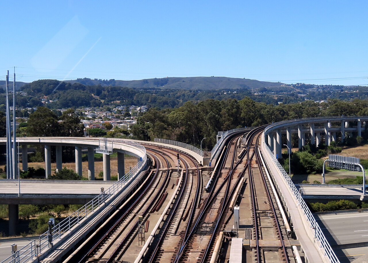 BART tracks curving away from the airport, seen from the AirTrain