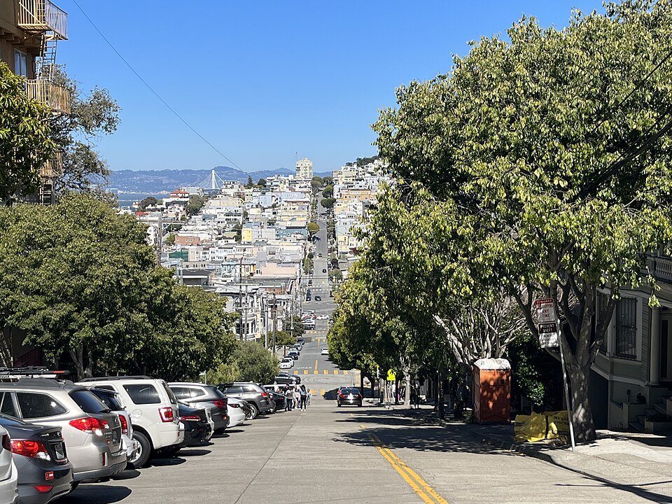Lombard Street running straight down the hill east of the crooked block