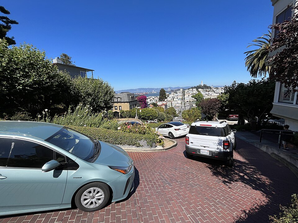 Cars turning down the brick curves of Lombard Street's crooked block