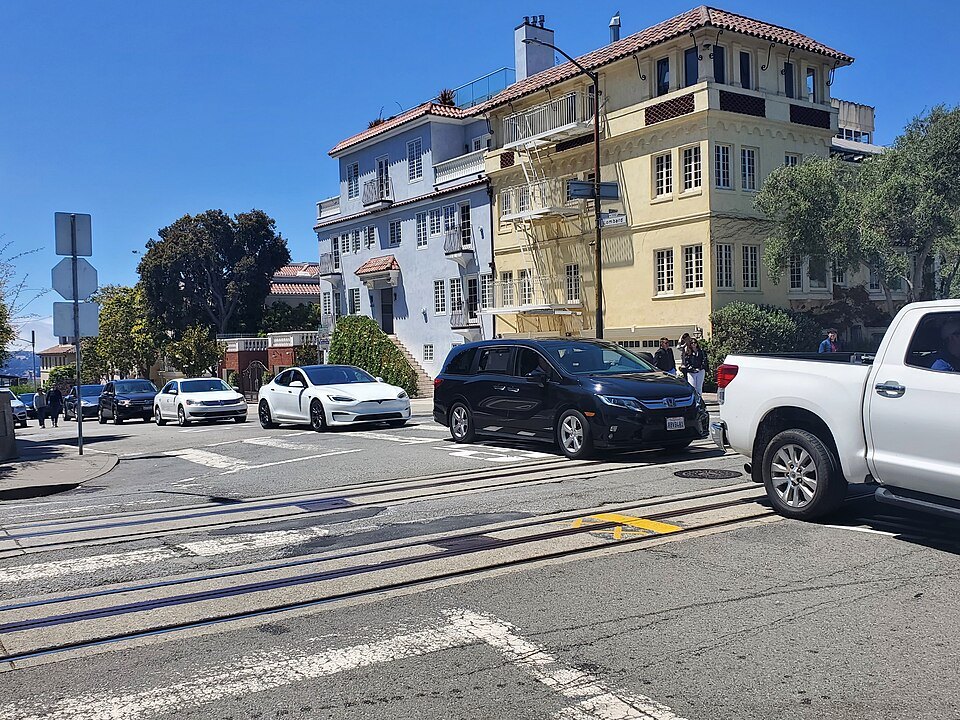 Cars waiting at Hyde Street to drive down the crooked block