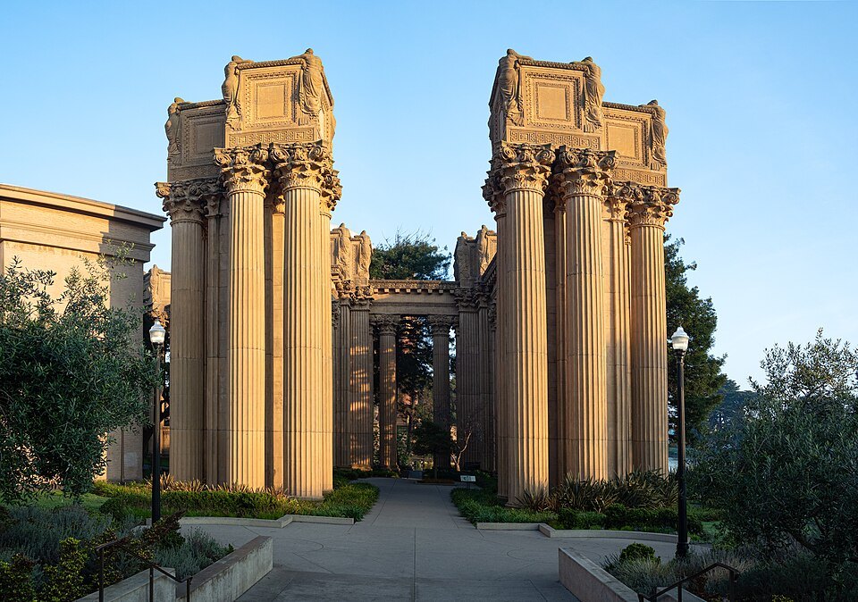 The Palace of Fine Arts' colonnade in the evening sun