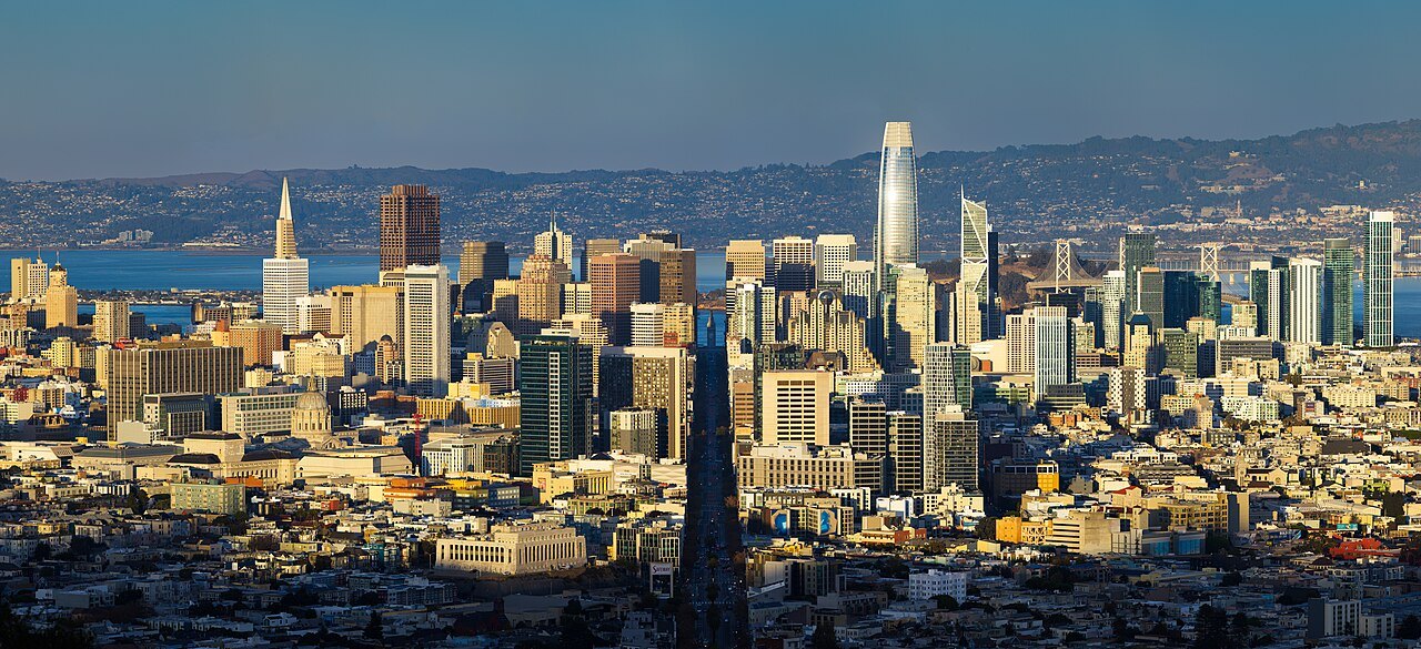 Market Street driven straight through the city to the bay, seen from Twin Peaks