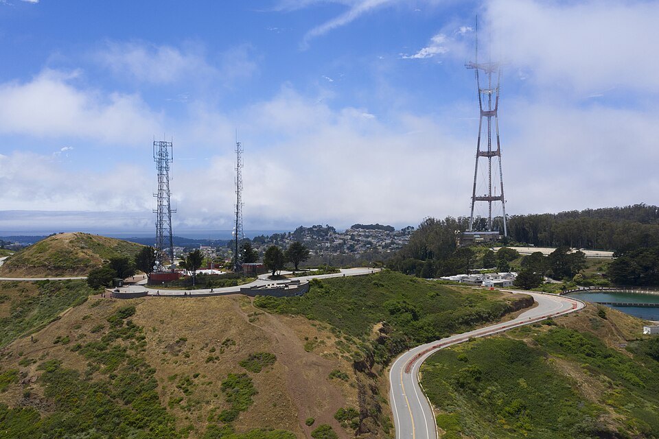 The Sutro Tower above the winding road on the slope of Twin Peaks